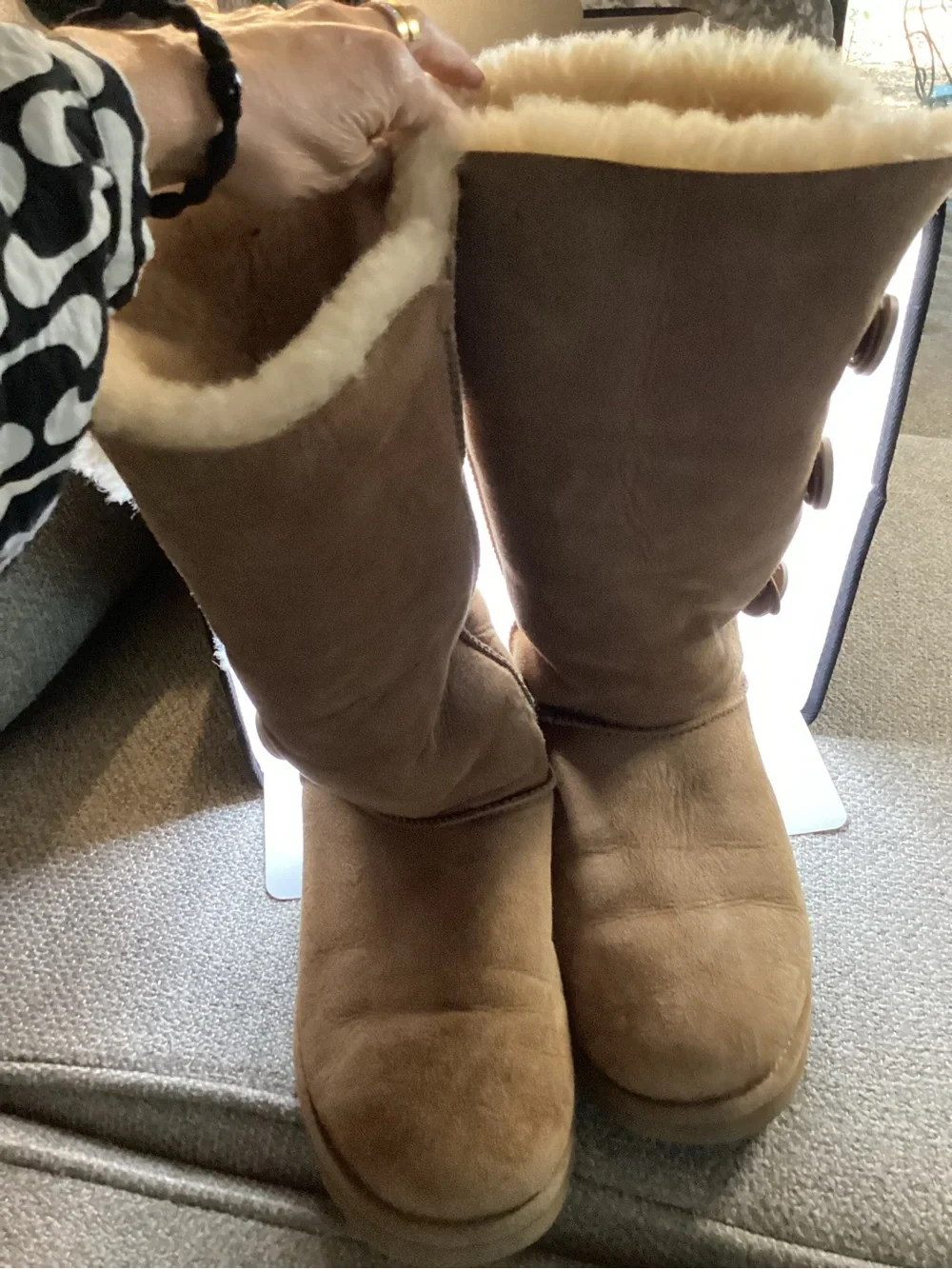 Bailey Button Triplet II in Chestnut by UGG sz 9